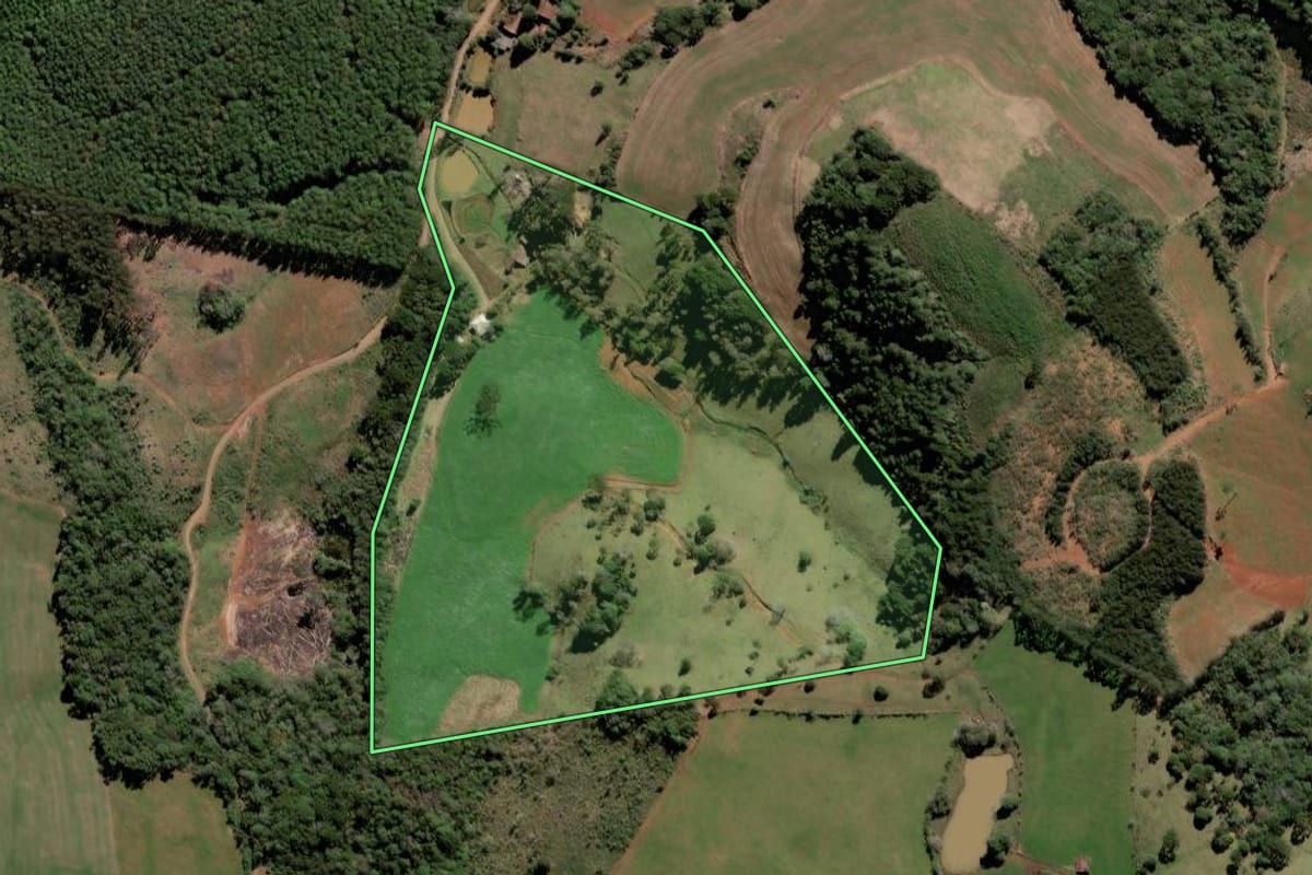 Imagem de satélite do imóvel rural em Tangará (SC), com o contorno declarado no CAR desenhado por cima.