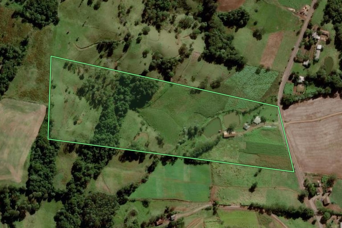 Imagem de satélite do imóvel rural em Tigrinhos (SC), com o contorno declarado no CAR desenhado por cima.