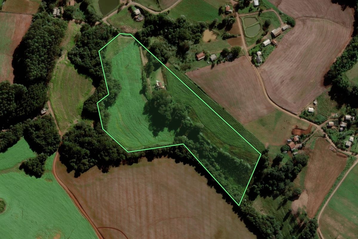 Imagem de satélite do imóvel rural em Tigrinhos (SC), com o contorno declarado no CAR desenhado por cima.