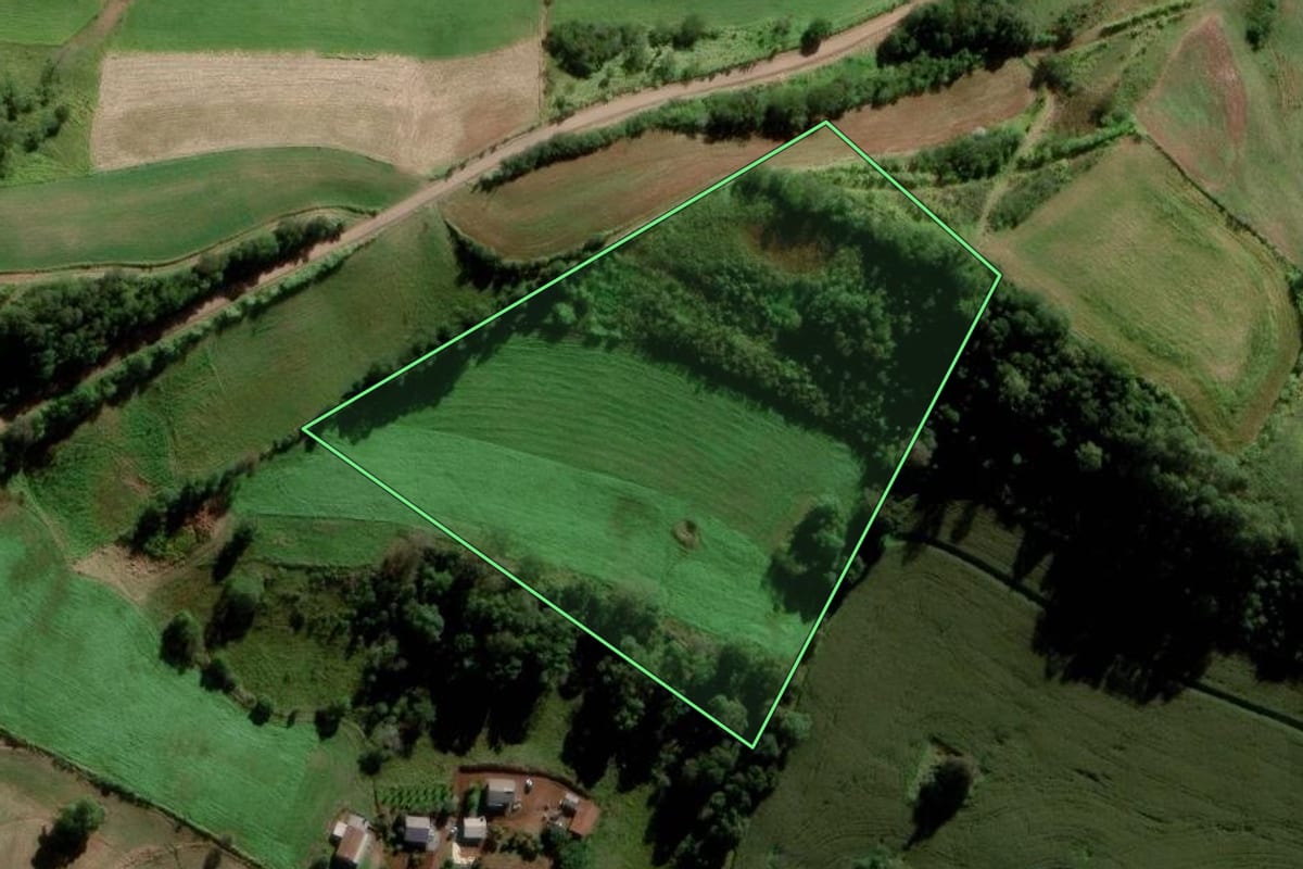 Imagem de satélite do imóvel rural em Tigrinhos (SC), com o contorno declarado no CAR desenhado por cima.