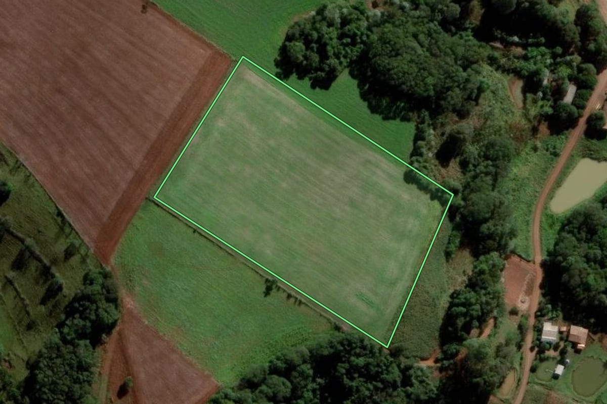 Imagem de satélite do imóvel rural em Tigrinhos (SC), com o contorno declarado no CAR desenhado por cima.