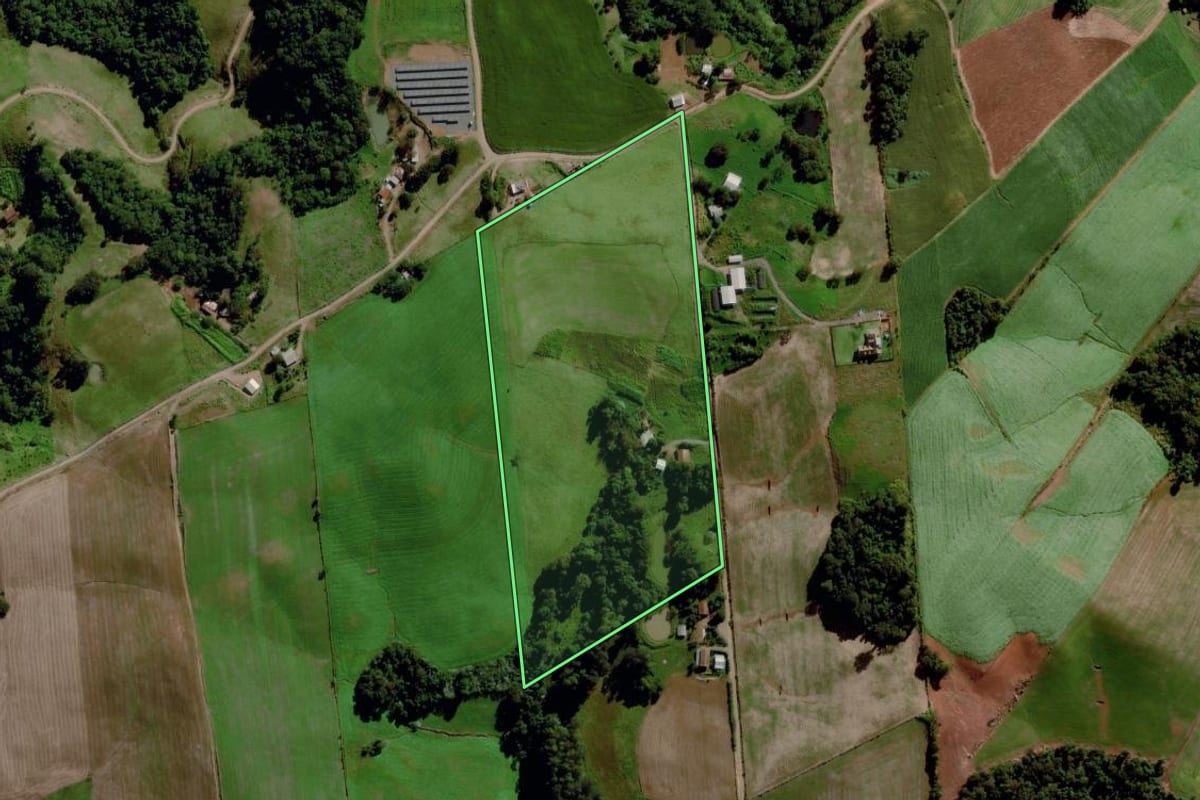 Imagem de satélite do imóvel rural em Tigrinhos (SC), com o contorno declarado no CAR desenhado por cima.
