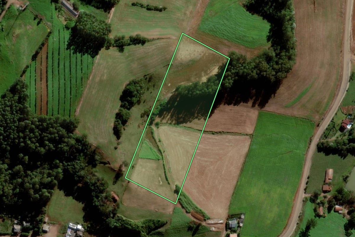 Imagem de satélite do imóvel rural em Tigrinhos (SC), com o contorno declarado no CAR desenhado por cima.
