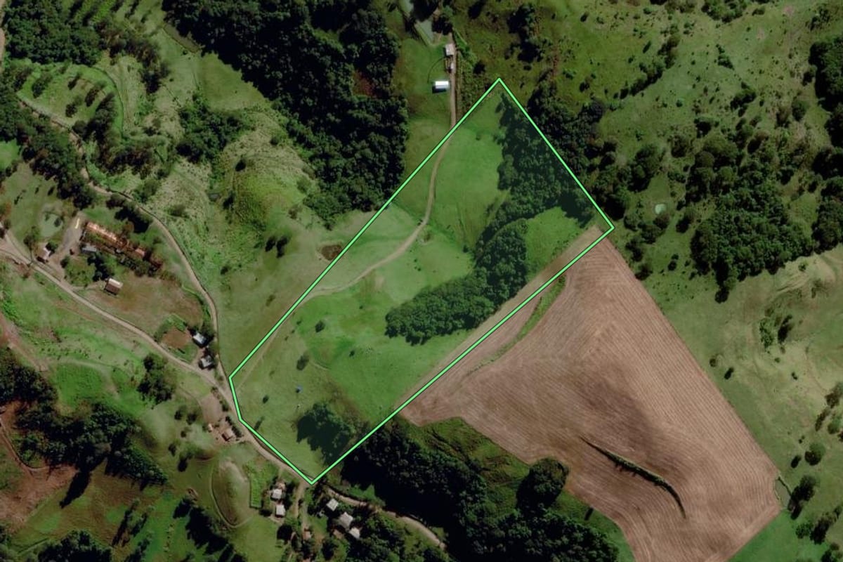 Imagem de satélite do imóvel rural em Tigrinhos (SC), com o contorno declarado no CAR desenhado por cima.