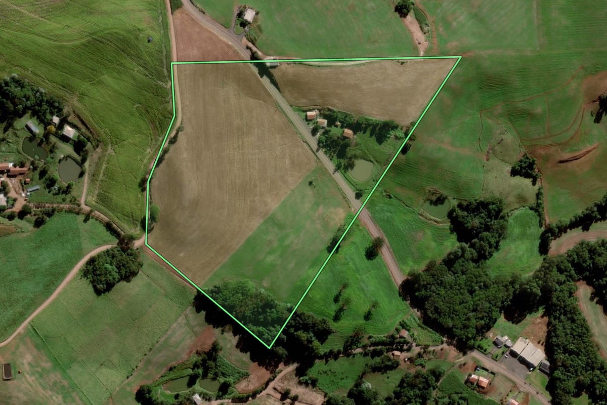 Imagem de satélite do imóvel rural em Tigrinhos (SC), com o contorno declarado no CAR desenhado por cima.