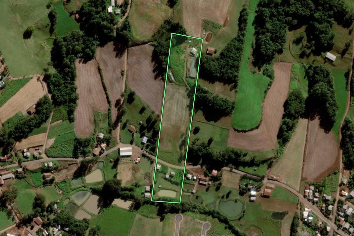 Imagem de satélite do imóvel rural em Tigrinhos (SC), com o contorno declarado no CAR desenhado por cima.