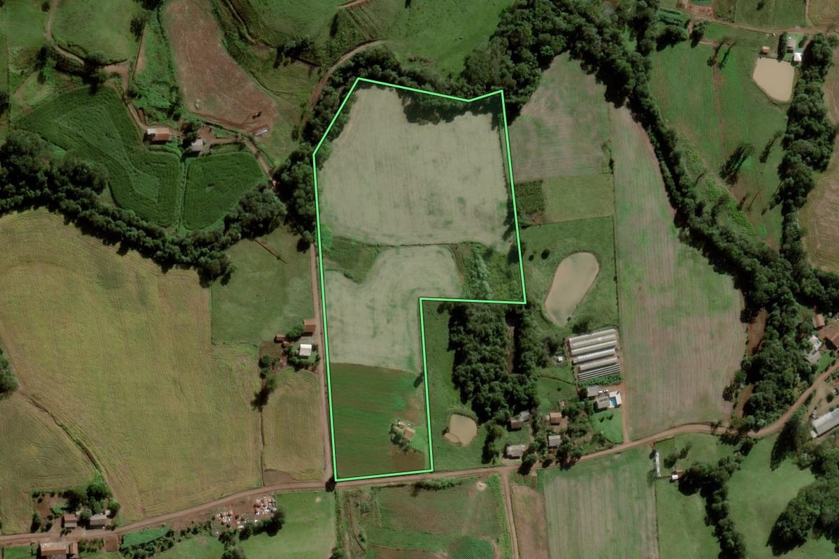 Imagem de satélite do imóvel rural em Tigrinhos (SC), com o contorno declarado no CAR desenhado por cima.