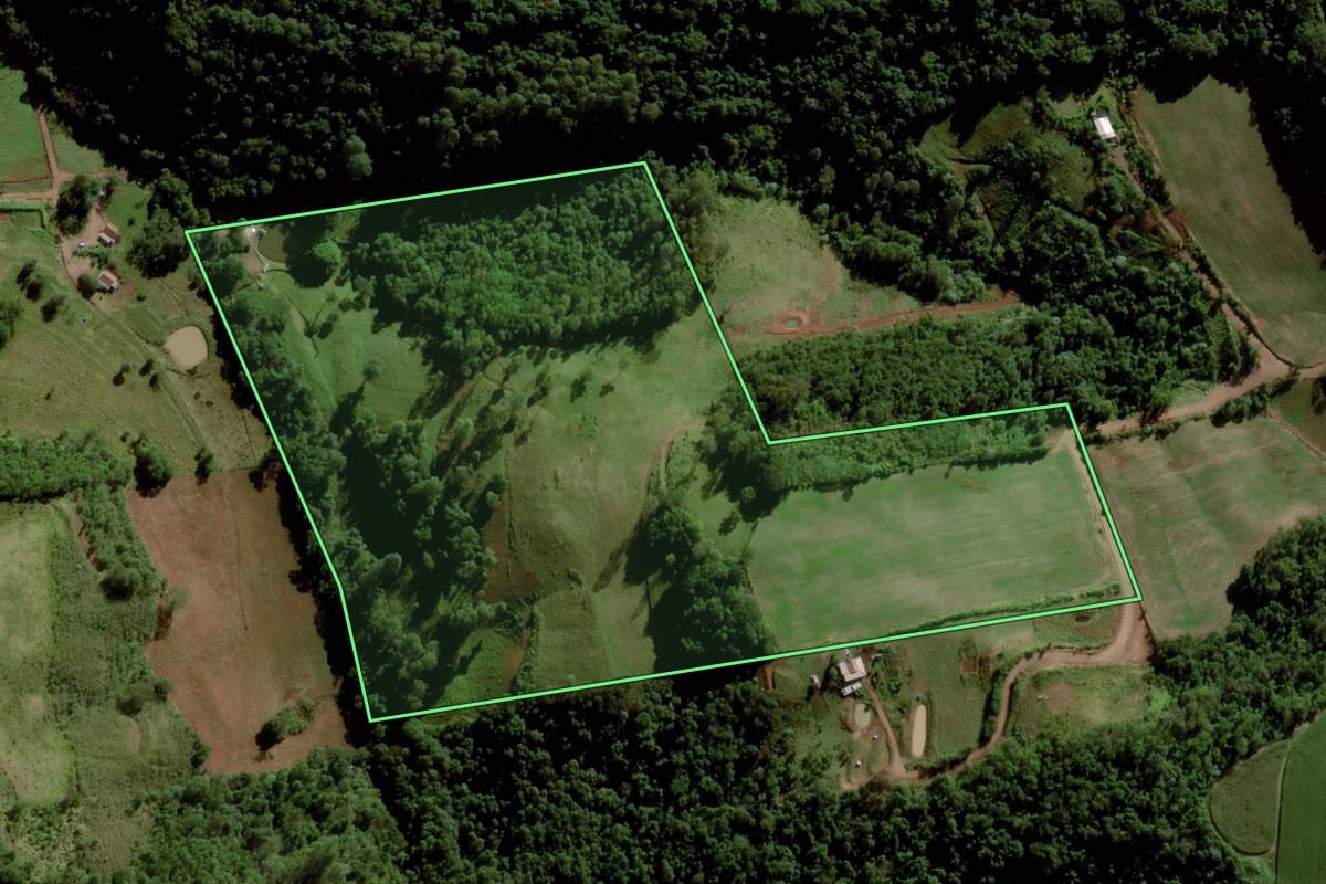 Imagem de satélite do imóvel rural em Tigrinhos (SC), com o contorno declarado no CAR desenhado por cima.