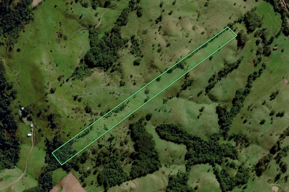 Imagem de satélite do imóvel rural em Tigrinhos (SC), com o contorno declarado no CAR desenhado por cima.
