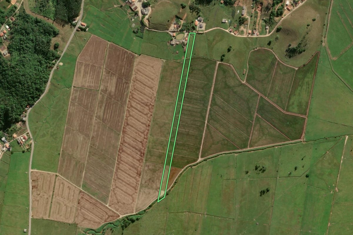 Imagem de satélite do imóvel rural em Tijucas (SC), com o contorno declarado no CAR desenhado por cima.