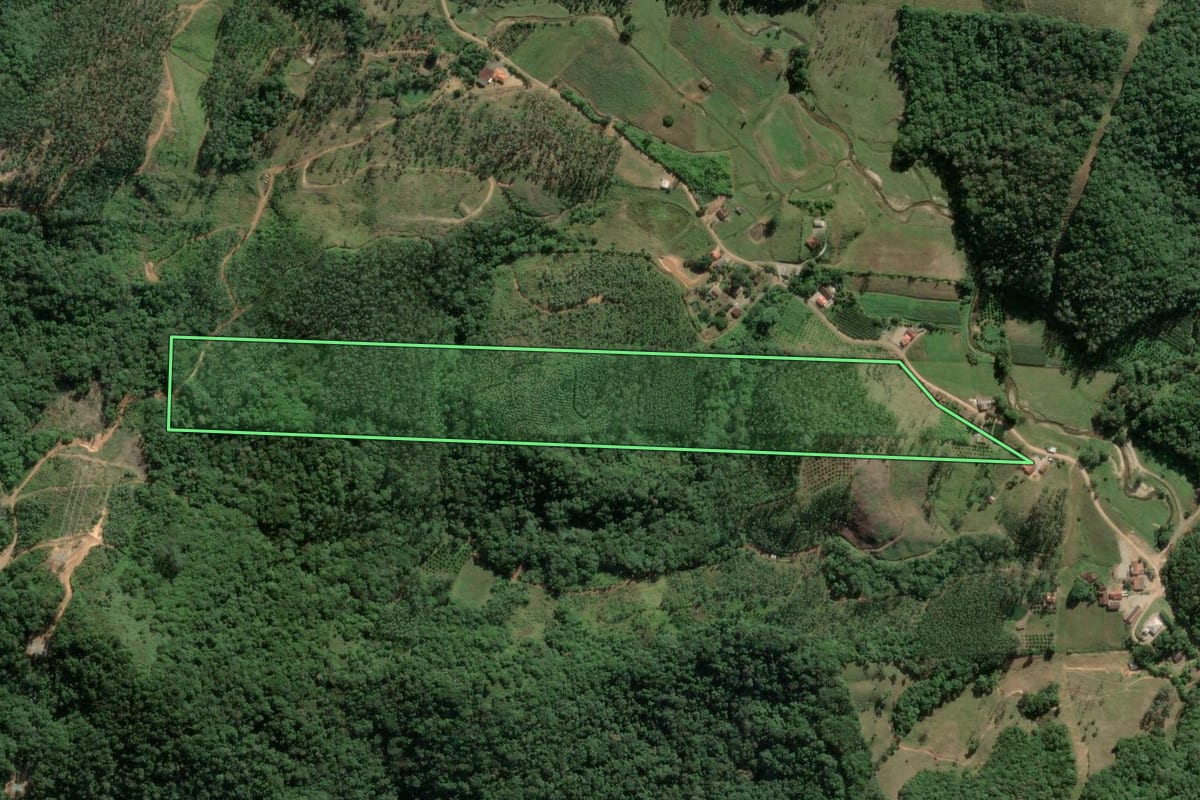 Imagem de satélite do imóvel rural em Tijucas (SC), com o contorno declarado no CAR desenhado por cima.