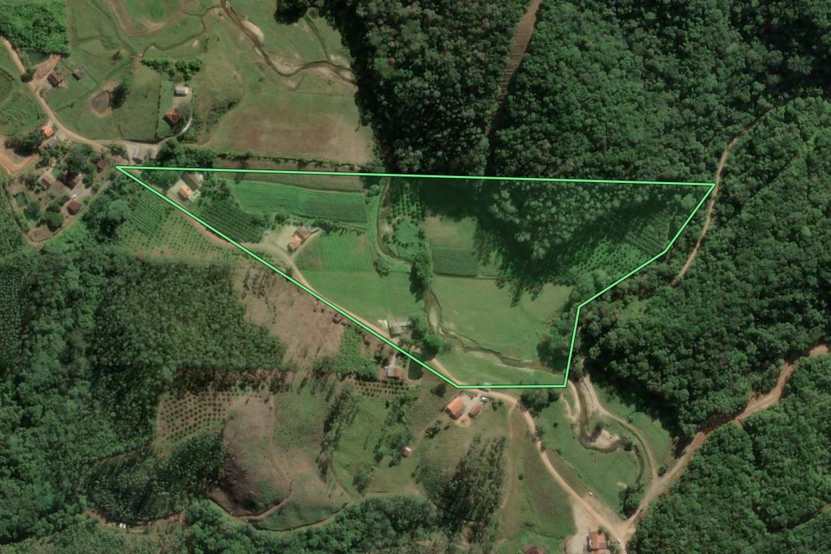 Imagem de satélite do imóvel rural em Tijucas (SC), com o contorno declarado no CAR desenhado por cima.