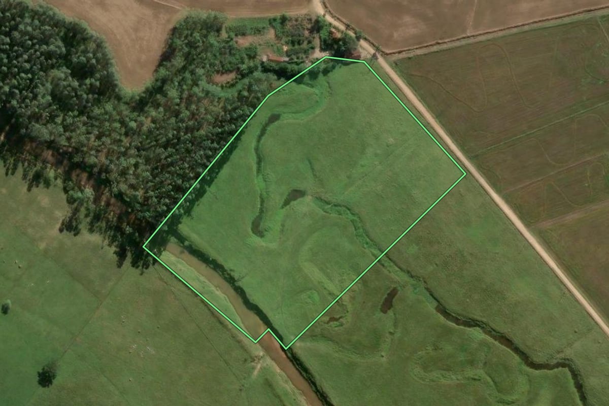 Imagem de satélite do imóvel rural em Tijucas (SC), com o contorno declarado no CAR desenhado por cima.
