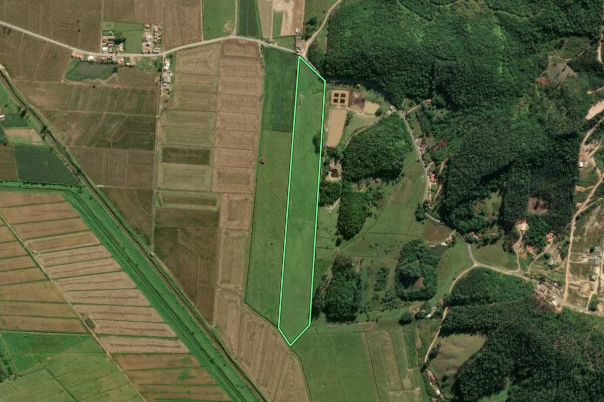 Imagem de satélite do imóvel rural em Tijucas (SC), com o contorno declarado no CAR desenhado por cima.