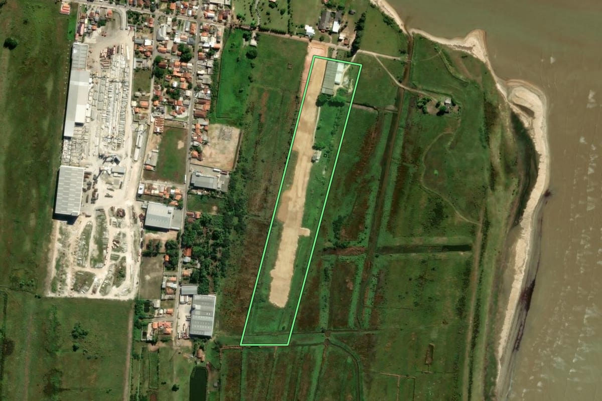 Imagem de satélite do imóvel rural em Tijucas (SC), com o contorno declarado no CAR desenhado por cima.