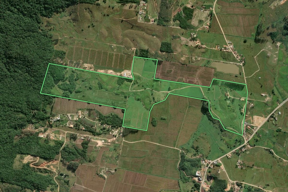 Imagem de satélite do imóvel rural em Tijucas (SC), com o contorno declarado no CAR desenhado por cima.