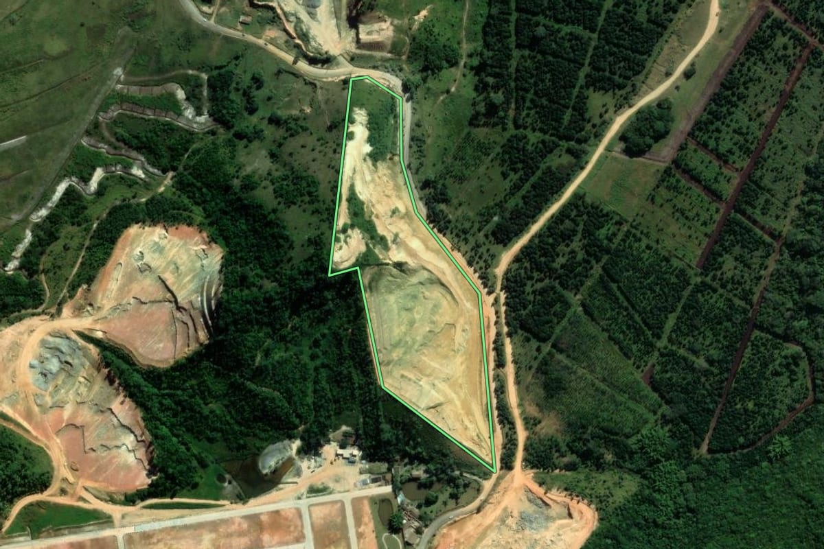Imagem de satélite do imóvel rural em Tijucas (SC), com o contorno declarado no CAR desenhado por cima.