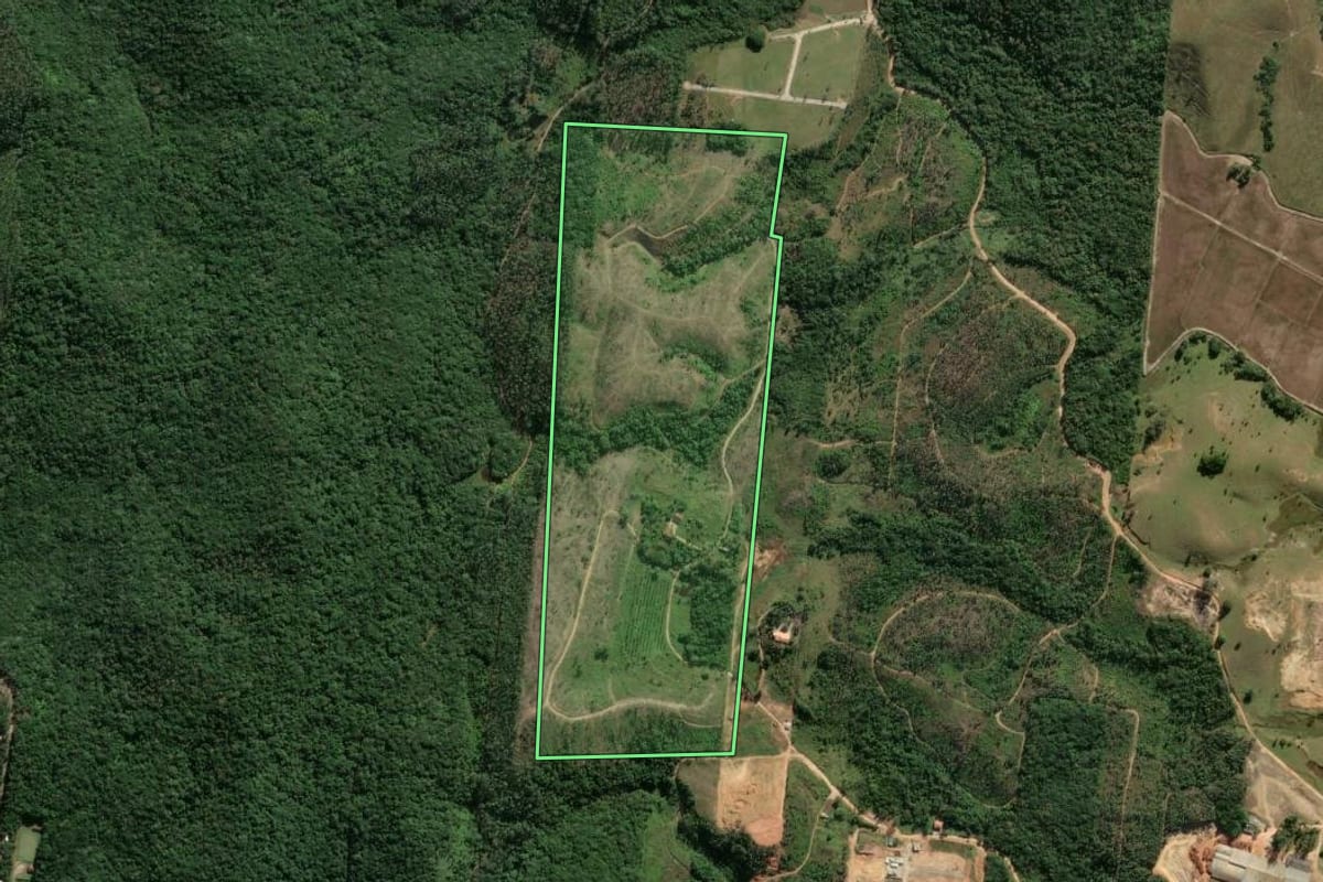 Imagem de satélite do imóvel rural em Tijucas (SC), com o contorno declarado no CAR desenhado por cima.