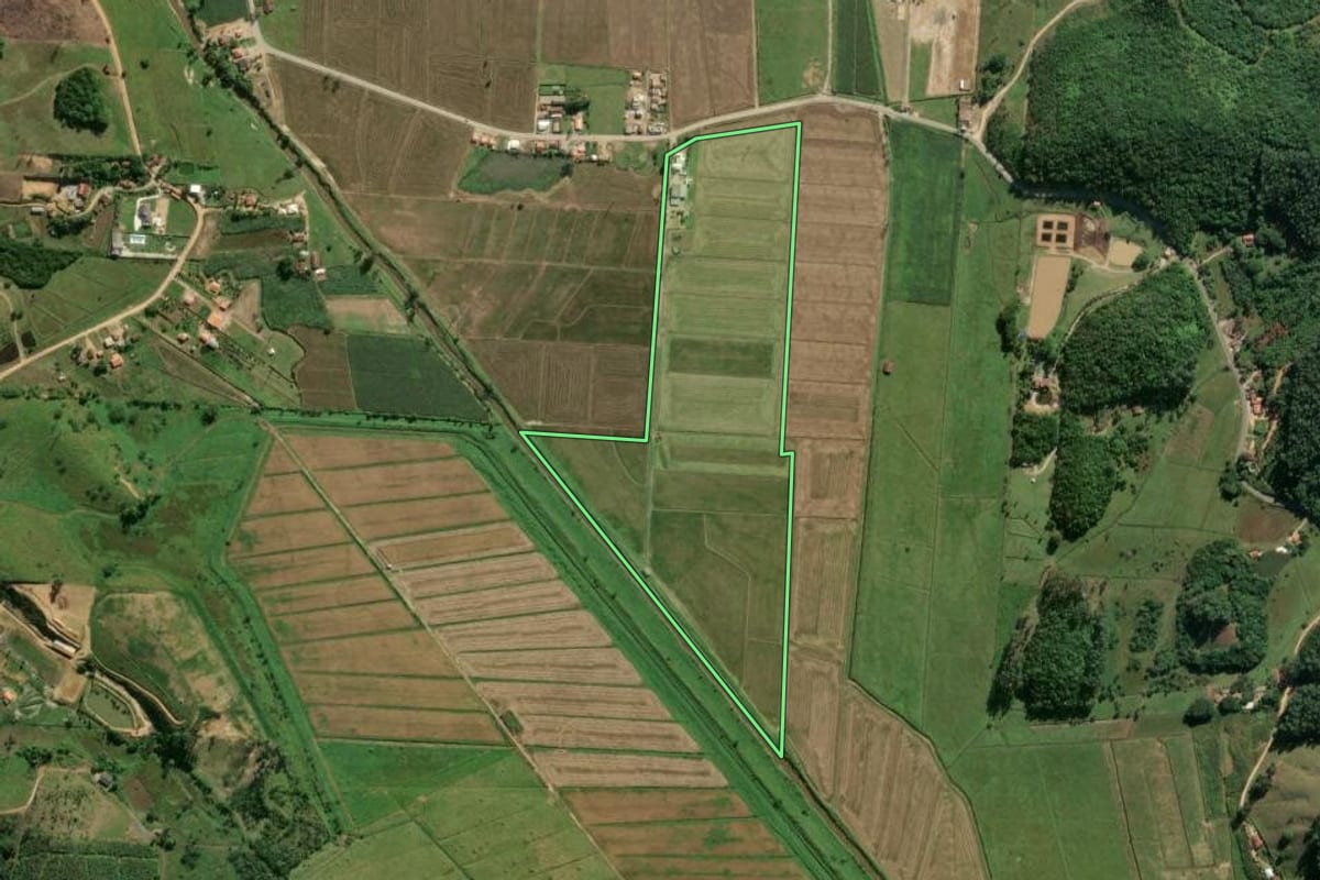 Imagem de satélite do imóvel rural em Tijucas (SC), com o contorno declarado no CAR desenhado por cima.