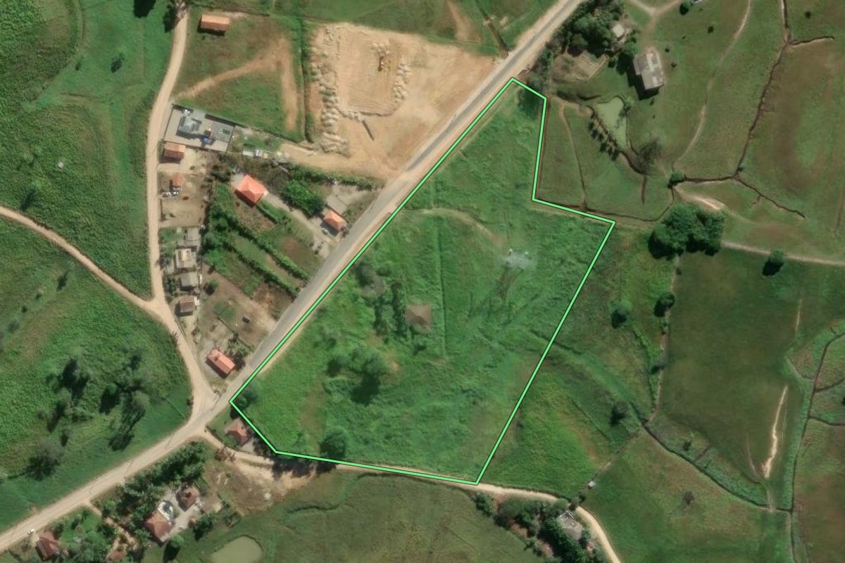 Imagem de satélite do imóvel rural em Tijucas (SC), com o contorno declarado no CAR desenhado por cima.