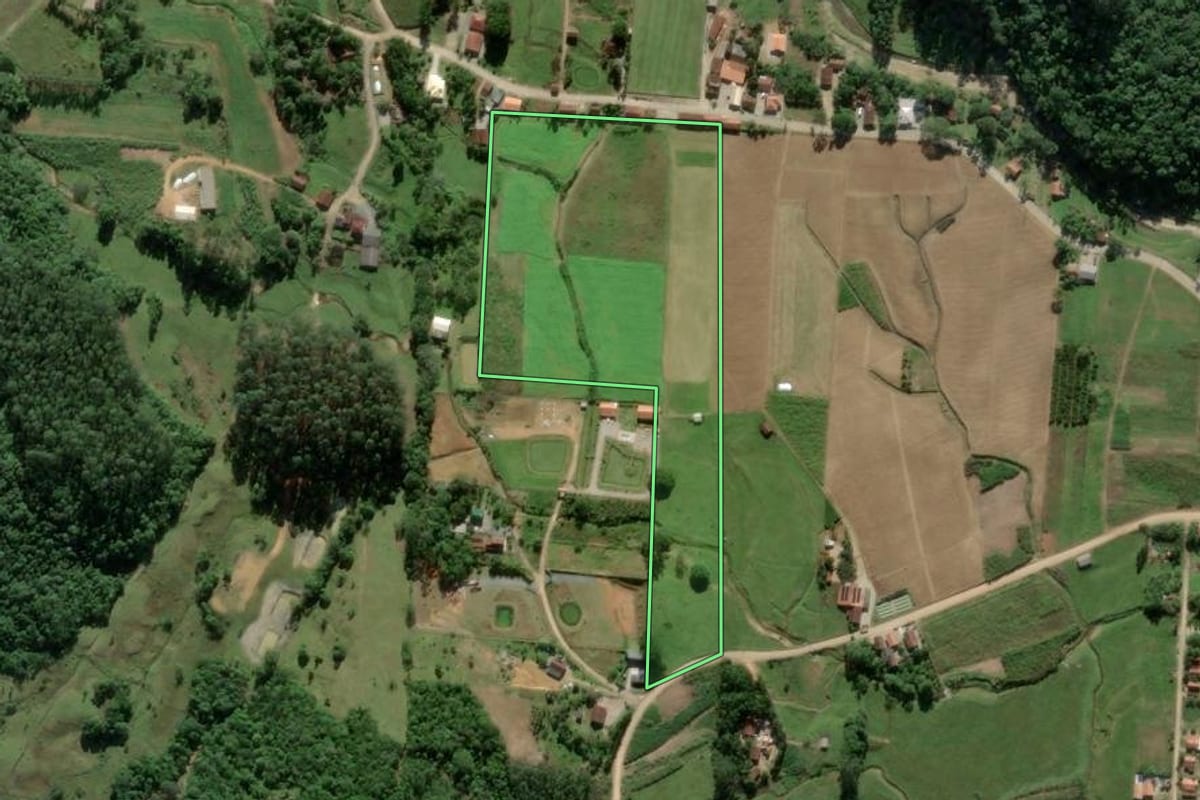 Imagem de satélite do imóvel rural em Tijucas (SC), com o contorno declarado no CAR desenhado por cima.