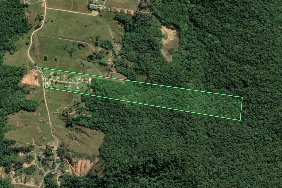 Imagem de satélite do imóvel rural em Tijucas (SC), com o contorno declarado no CAR desenhado por cima.