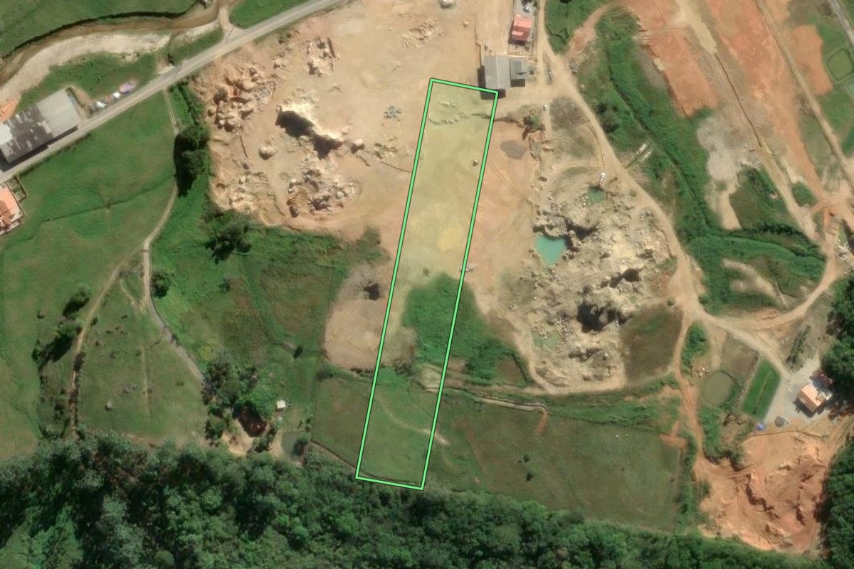 Imagem de satélite do imóvel rural em Tijucas (SC), com o contorno declarado no CAR desenhado por cima.