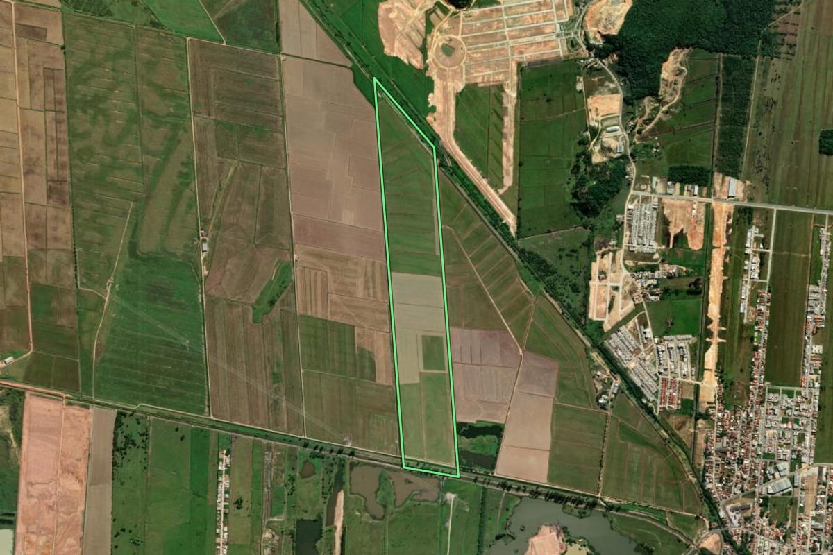 Imagem de satélite do imóvel rural em Tijucas (SC), com o contorno declarado no CAR desenhado por cima.