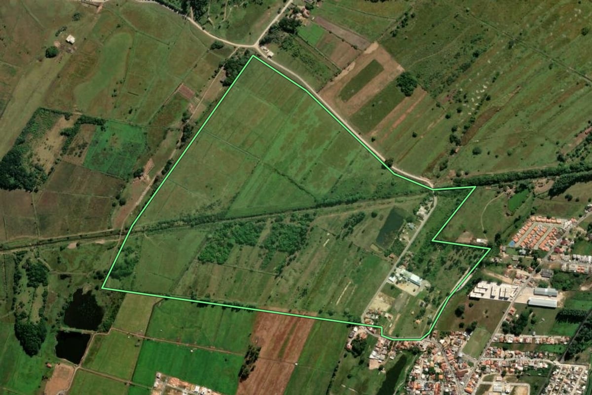 Imagem de satélite do imóvel rural em Tijucas (SC), com o contorno declarado no CAR desenhado por cima.