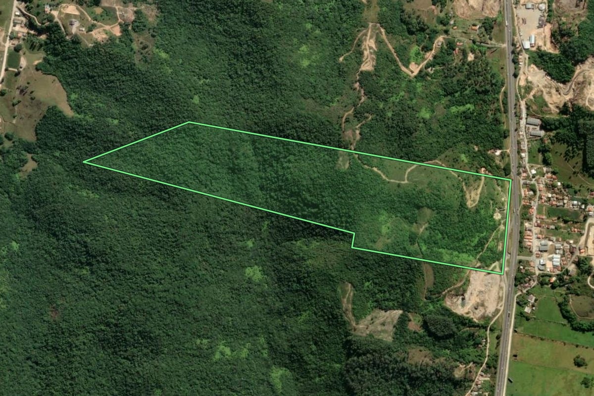 Imagem de satélite do imóvel rural em Tijucas (SC), com o contorno declarado no CAR desenhado por cima.