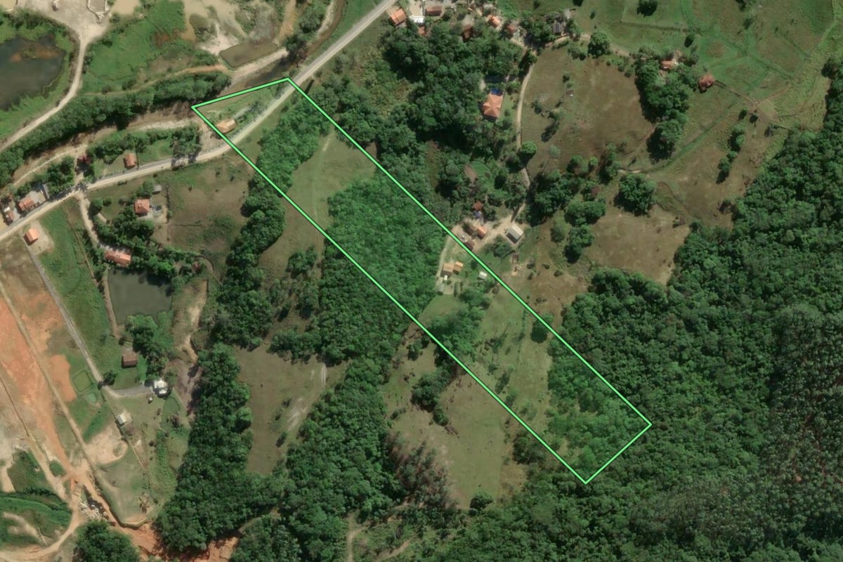 Imagem de satélite do imóvel rural em Tijucas (SC), com o contorno declarado no CAR desenhado por cima.