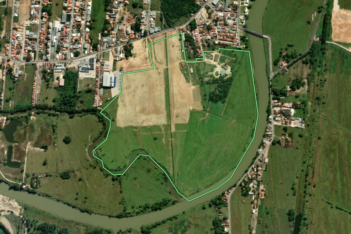 Imagem de satélite do imóvel rural em Tijucas (SC), com o contorno declarado no CAR desenhado por cima.
