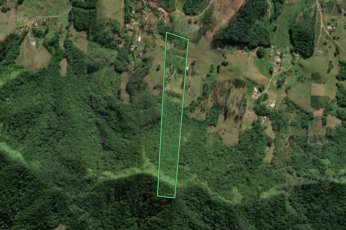 Imagem de satélite do imóvel rural em Tijucas (SC), com o contorno declarado no CAR desenhado por cima.