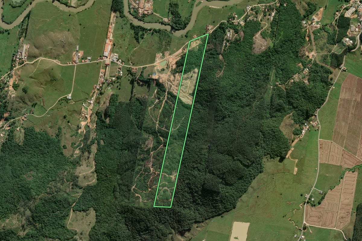 Imagem de satélite do imóvel rural em Tijucas (SC), com o contorno declarado no CAR desenhado por cima.