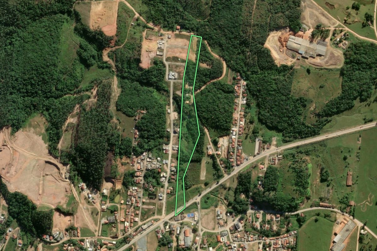 Imagem de satélite do imóvel rural em Tijucas (SC), com o contorno declarado no CAR desenhado por cima.