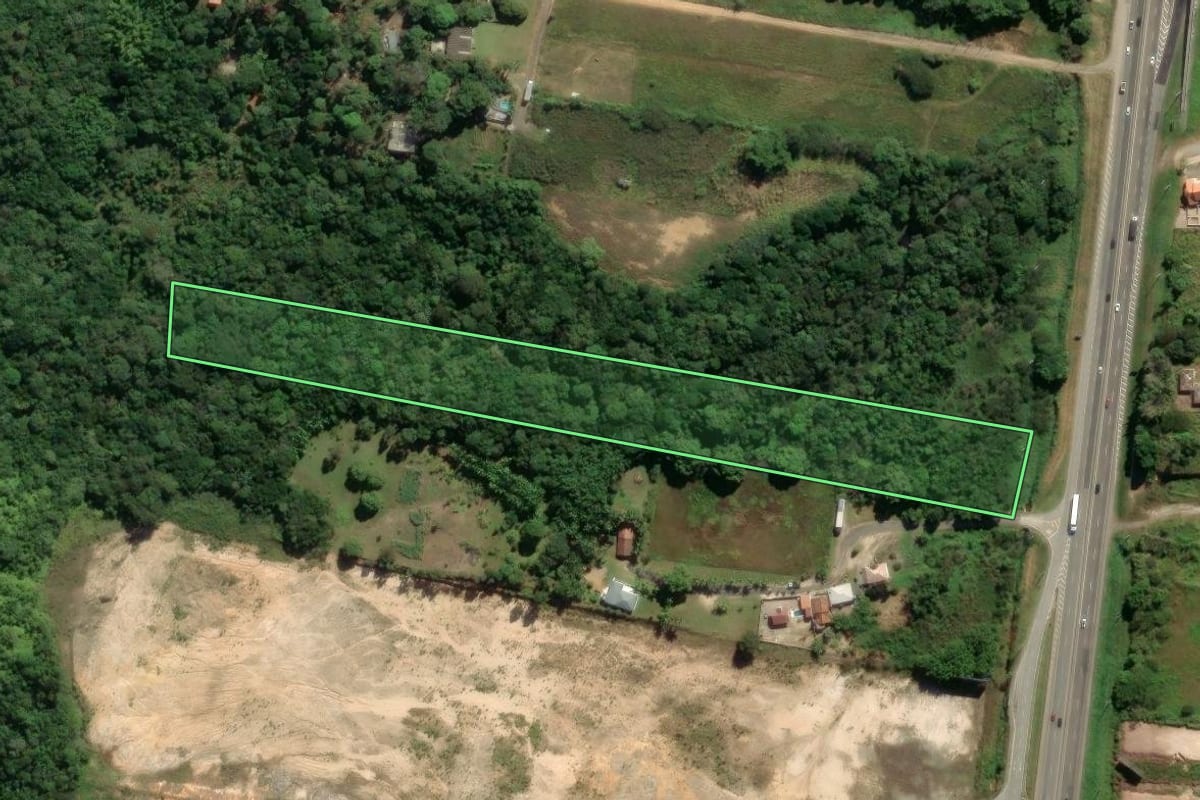 Imagem de satélite do imóvel rural em Tijucas (SC), com o contorno declarado no CAR desenhado por cima.