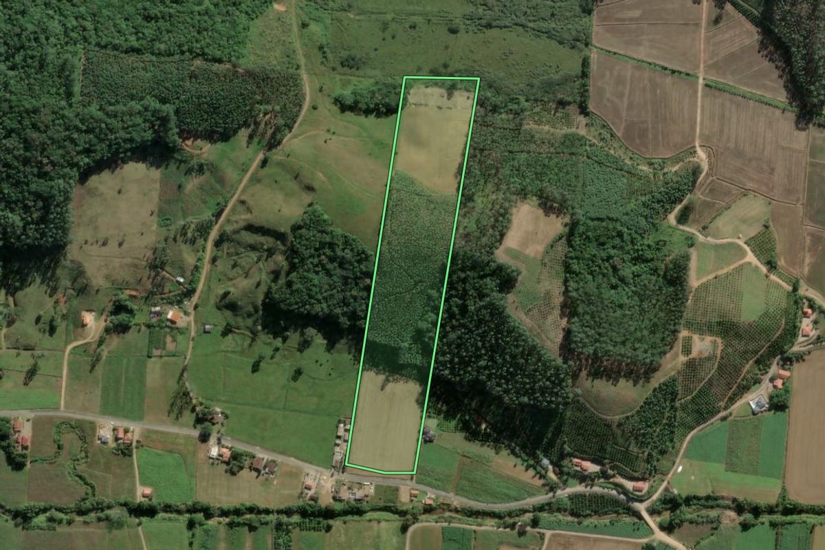 Imagem de satélite do imóvel rural em Tijucas (SC), com o contorno declarado no CAR desenhado por cima.