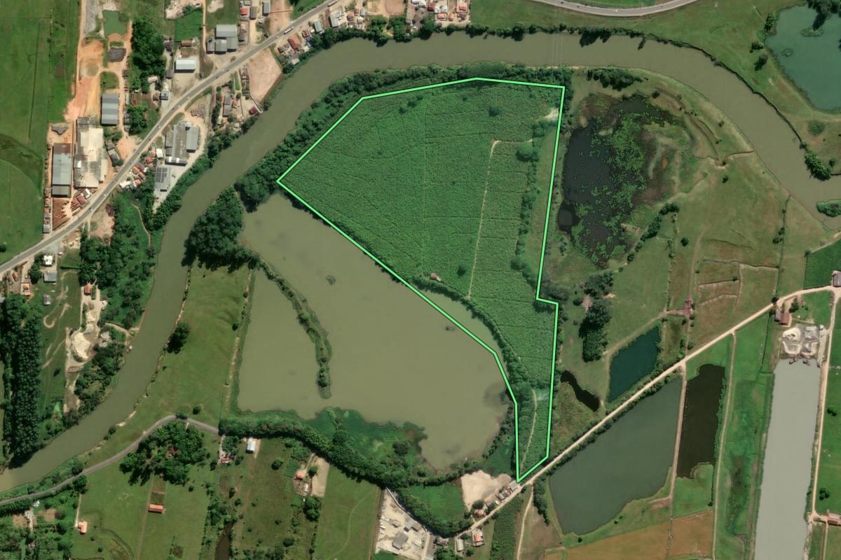 Imagem de satélite do imóvel rural em Tijucas (SC), com o contorno declarado no CAR desenhado por cima.