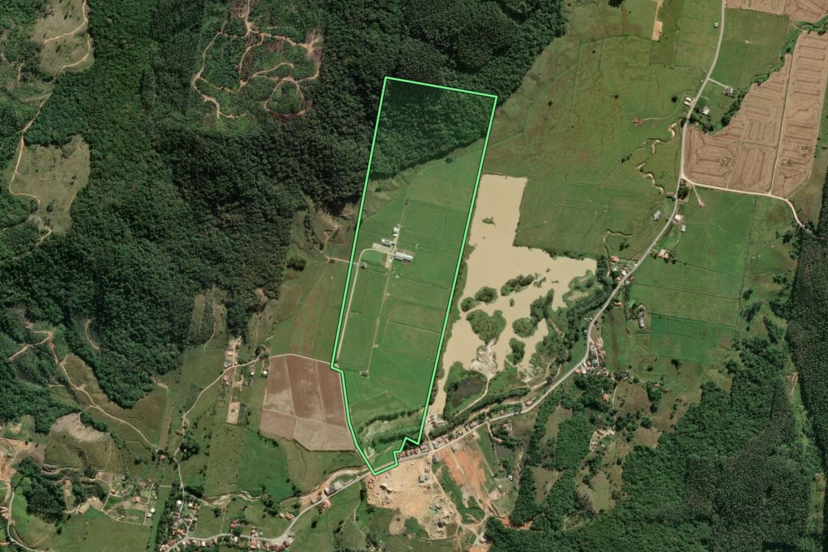 Imagem de satélite do imóvel rural em Tijucas (SC), com o contorno declarado no CAR desenhado por cima.