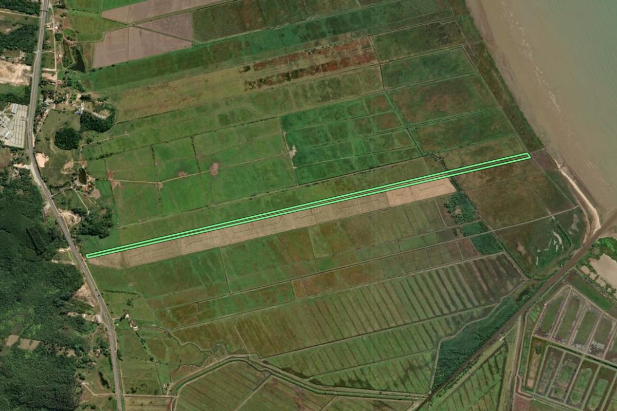 Imagem de satélite do imóvel rural em Tijucas (SC), com o contorno declarado no CAR desenhado por cima.