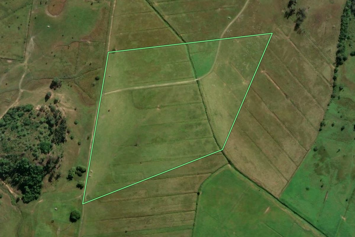 Imagem de satélite do imóvel rural em Tijucas (SC), com o contorno declarado no CAR desenhado por cima.