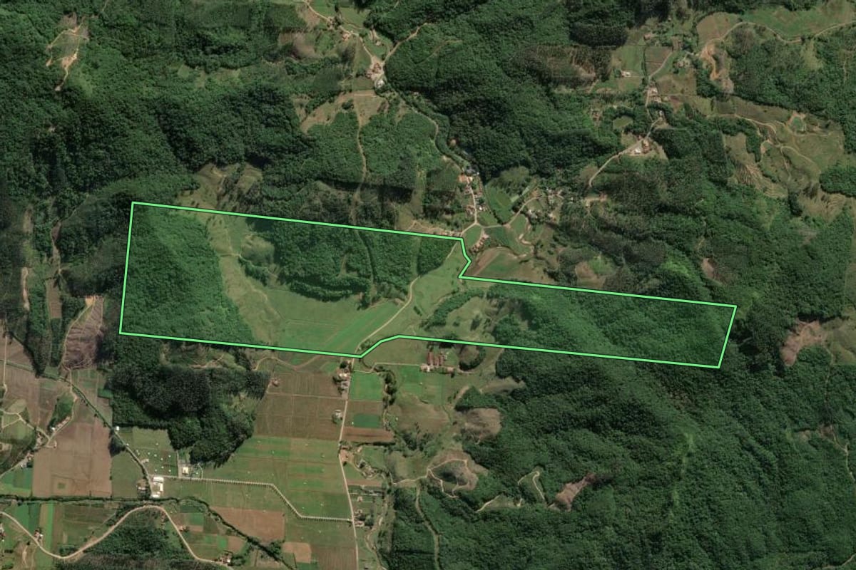 Imagem de satélite do imóvel rural em Tijucas (SC), com o contorno declarado no CAR desenhado por cima.