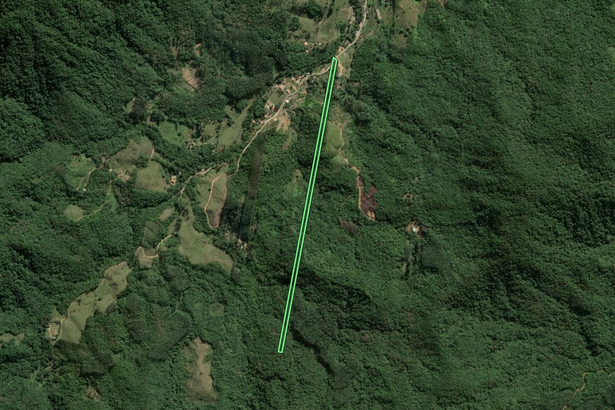 Imagem de satélite do imóvel rural em Tijucas (SC), com o contorno declarado no CAR desenhado por cima.