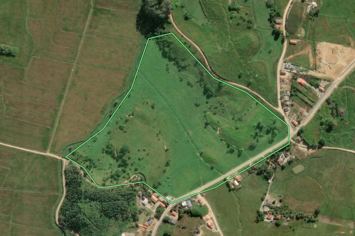 Imagem de satélite do imóvel rural em Tijucas (SC), com o contorno declarado no CAR desenhado por cima.