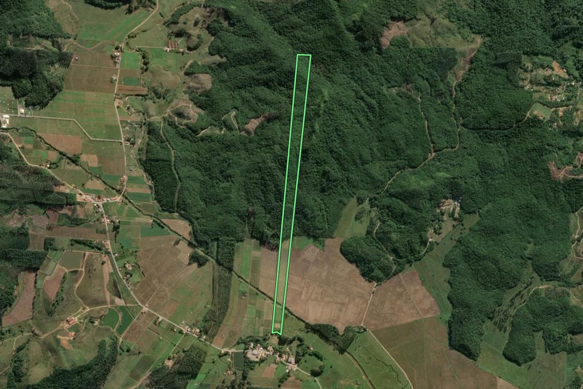 Imagem de satélite do imóvel rural em Tijucas (SC), com o contorno declarado no CAR desenhado por cima.