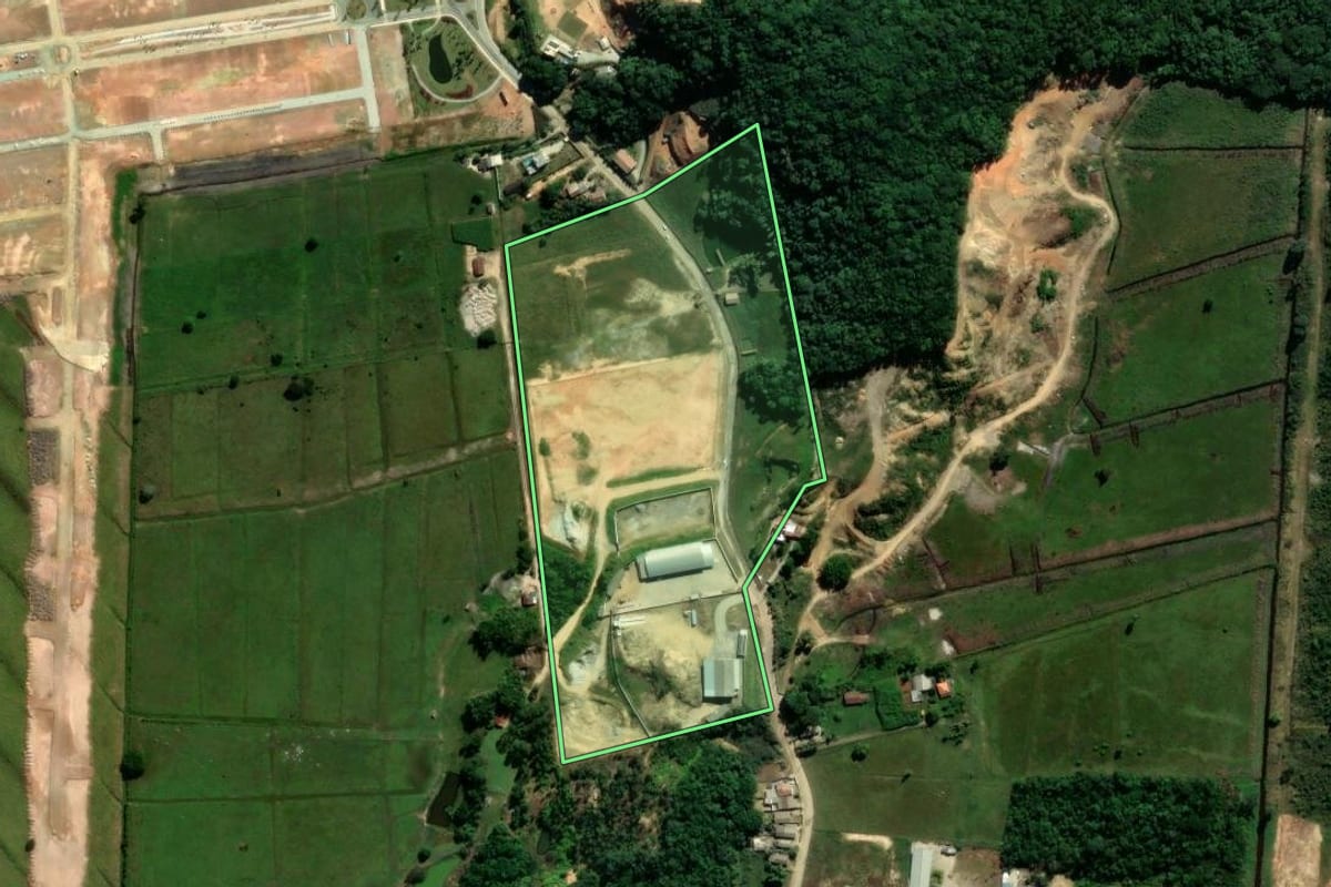 Imagem de satélite do imóvel rural em Tijucas (SC), com o contorno declarado no CAR desenhado por cima.