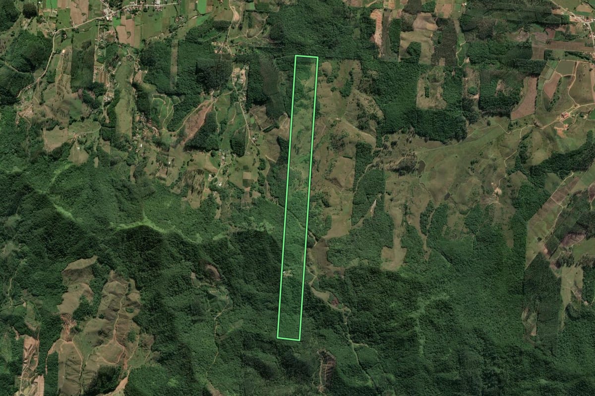 Imagem de satélite do imóvel rural em Tijucas (SC), com o contorno declarado no CAR desenhado por cima.