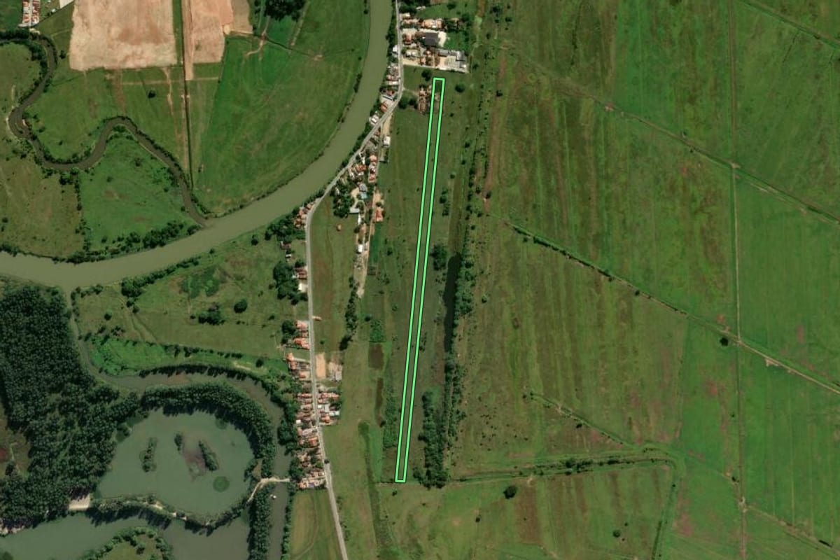 Imagem de satélite do imóvel rural em Tijucas (SC), com o contorno declarado no CAR desenhado por cima.