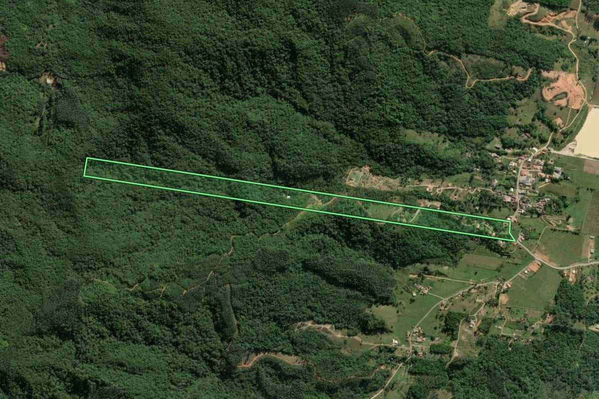 Imagem de satélite do imóvel rural em Tijucas (SC), com o contorno declarado no CAR desenhado por cima.