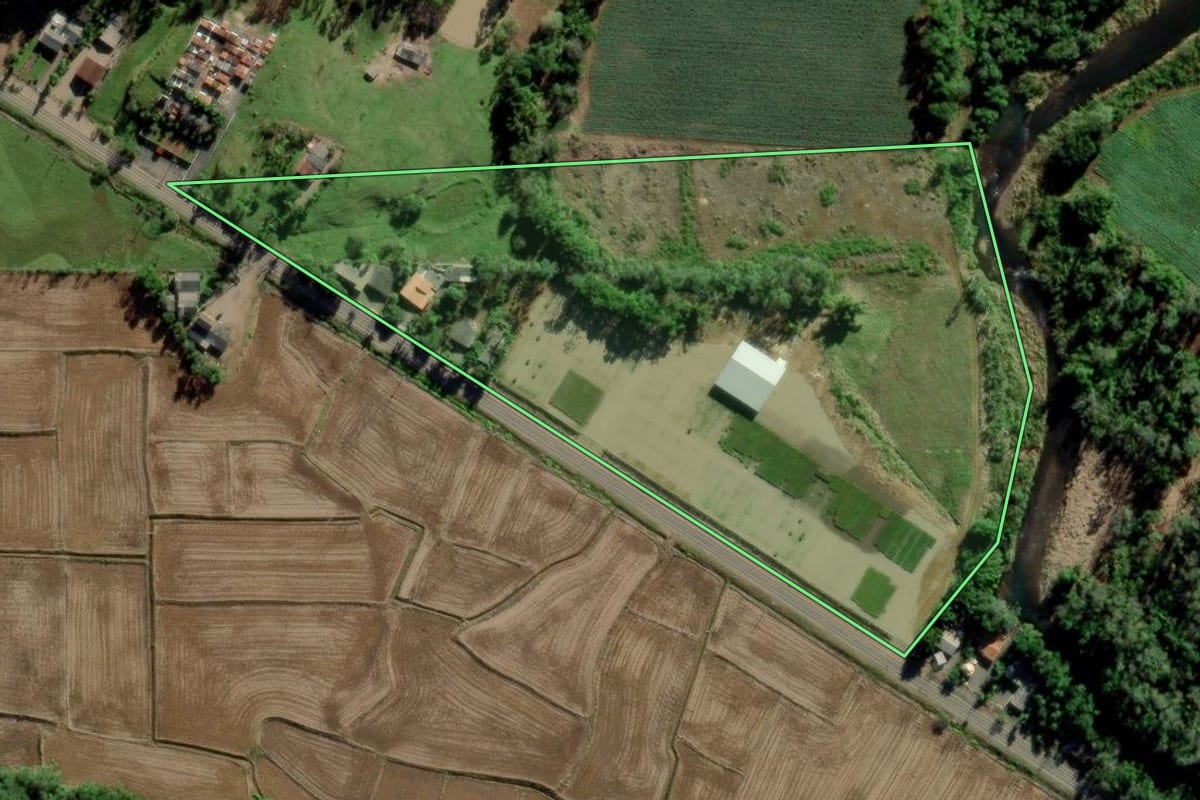 Imagem de satélite do imóvel rural em Timbé do Sul (SC), com o contorno declarado no CAR desenhado por cima.